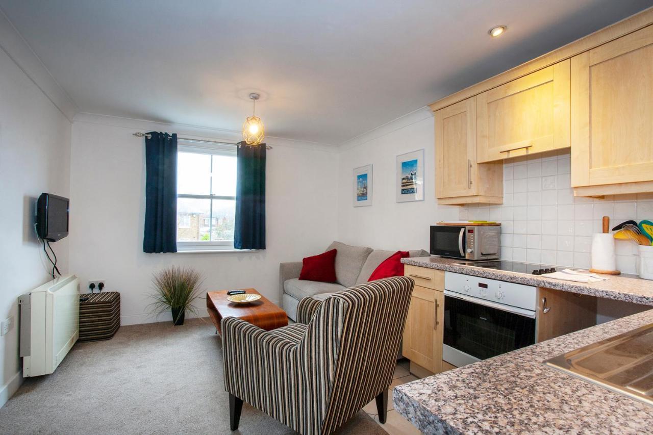 The Spires - Cosy Apartment Just Outside Of City Centre Canterbury Exterior photo